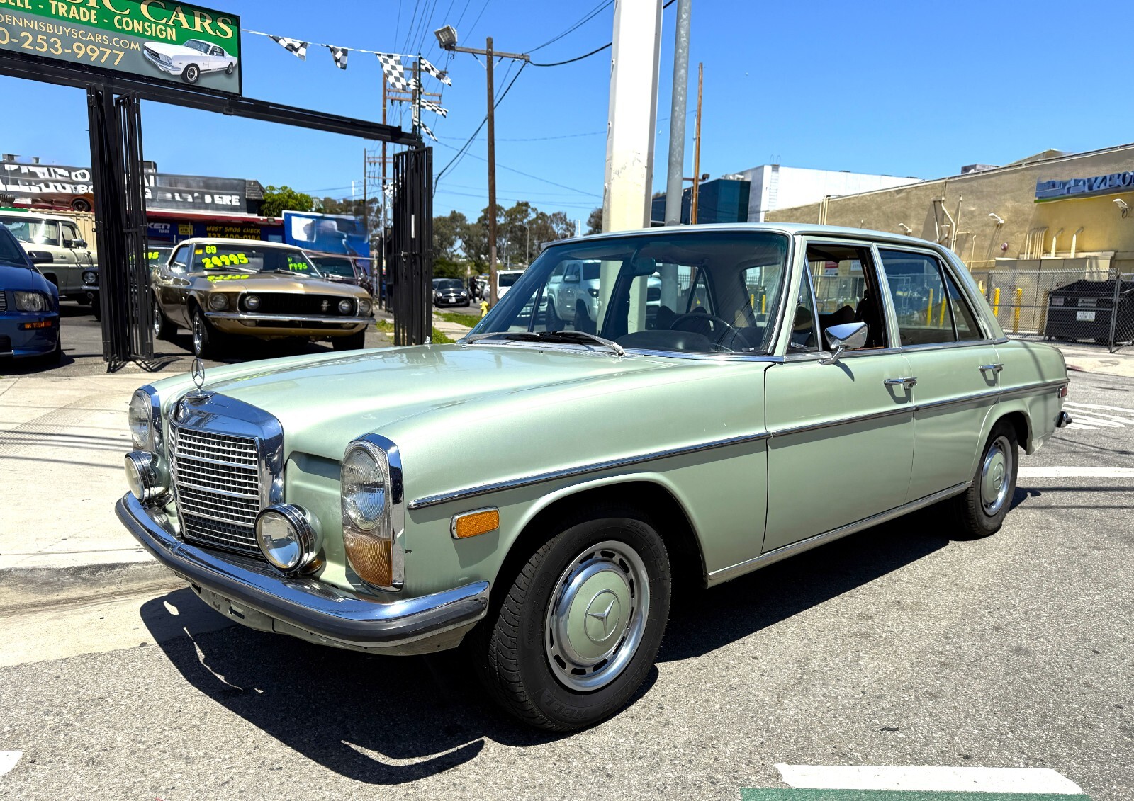 Mercedes-Benz-250-1971-Sedan-3