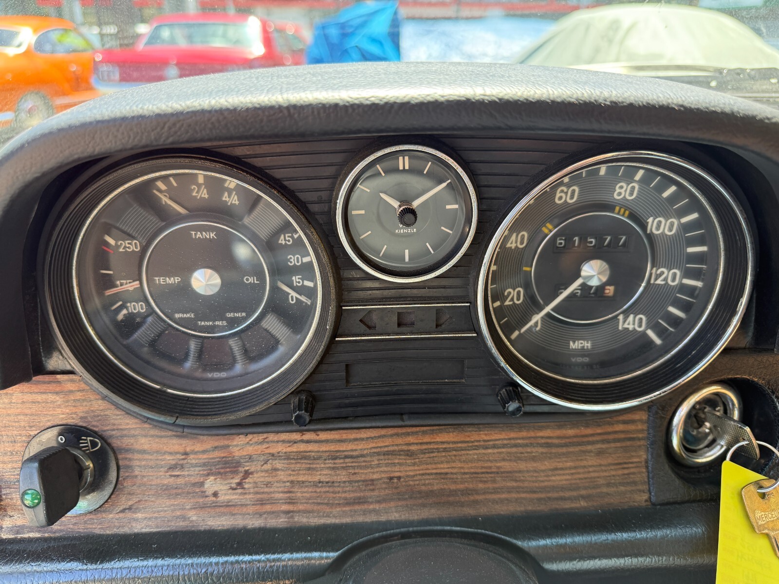 Mercedes-Benz-250-1971-Sedan-7