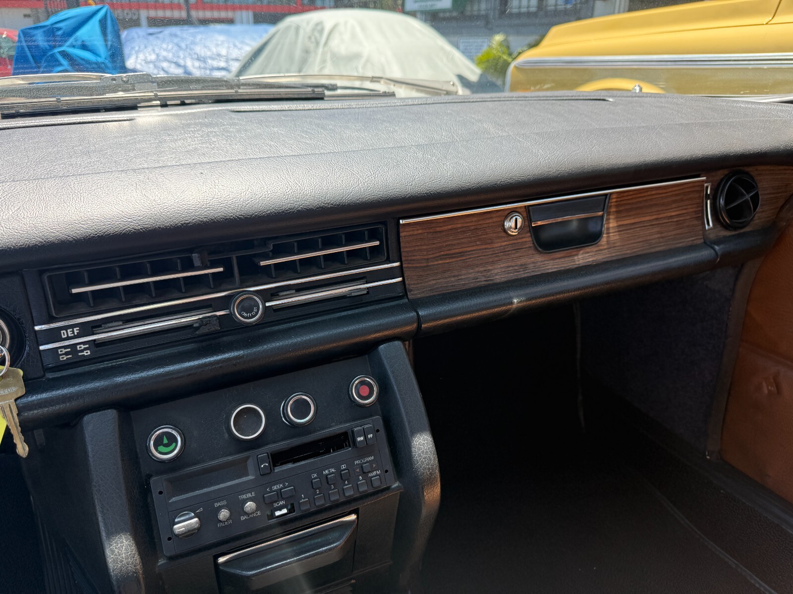 Mercedes-Benz-250-1971-Sedan-8