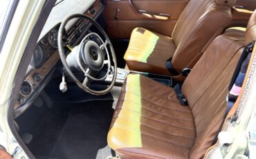 Mercedes-Benz-250-1971-Sedan-9
