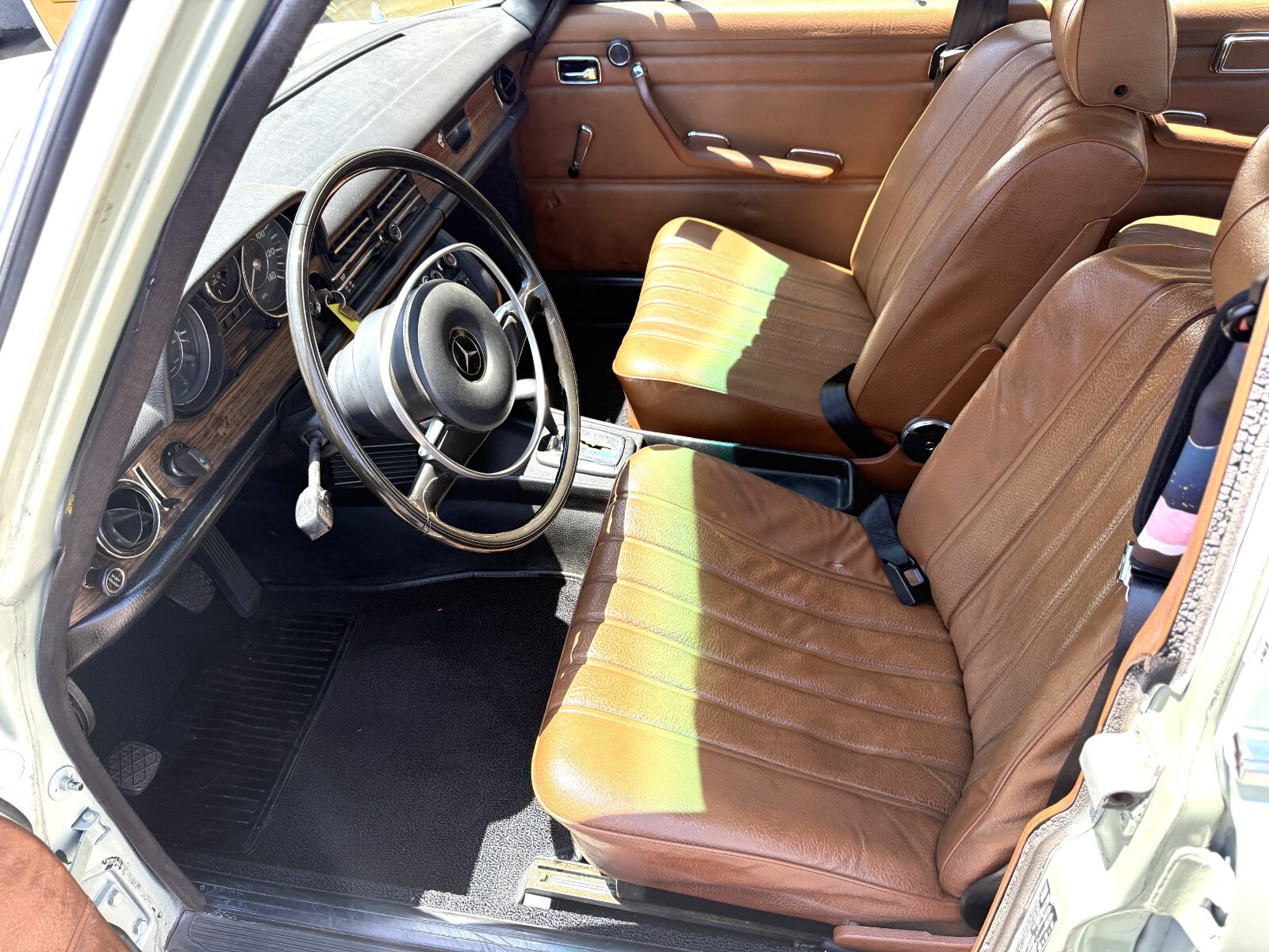 Mercedes-Benz-250-1971-Sedan-9