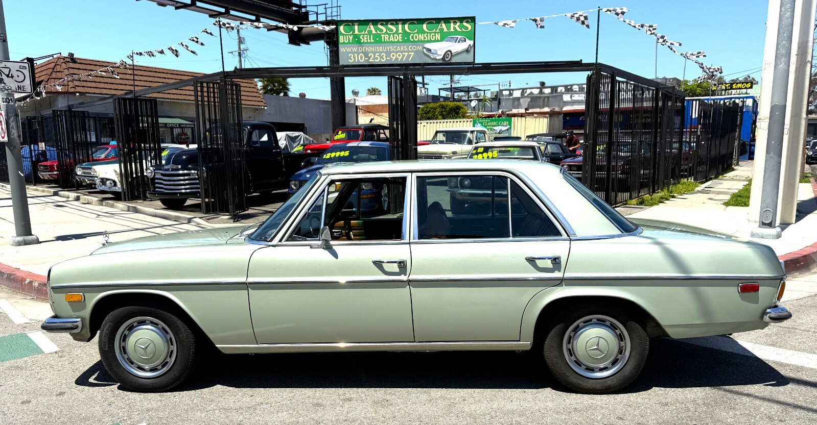 Mercedes-Benz-250-1971-Sedan