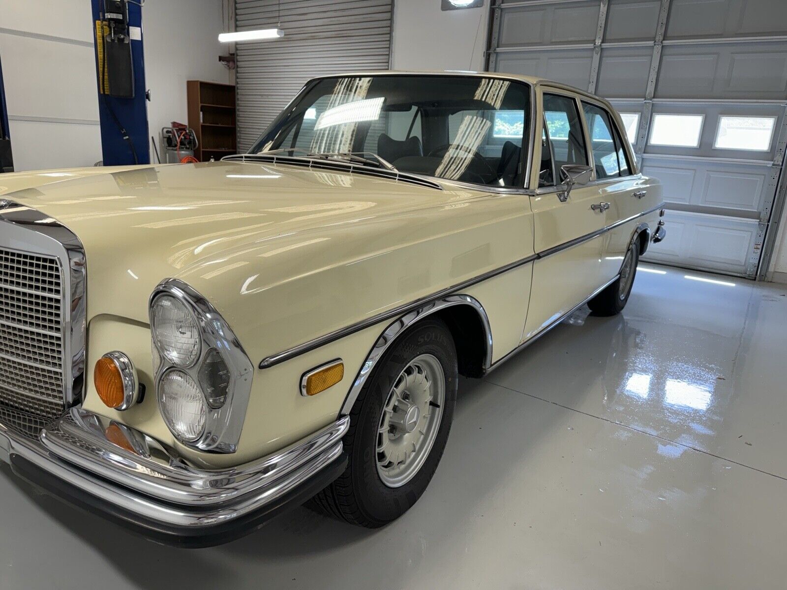 Mercedes-Benz-280SE-1972-Sedan-1