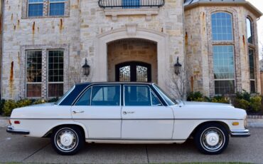 Mercedes-Benz-280SE-1972-Sedan-1