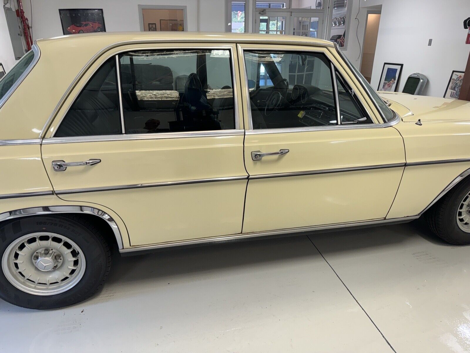Mercedes-Benz-280SE-1972-Sedan-10