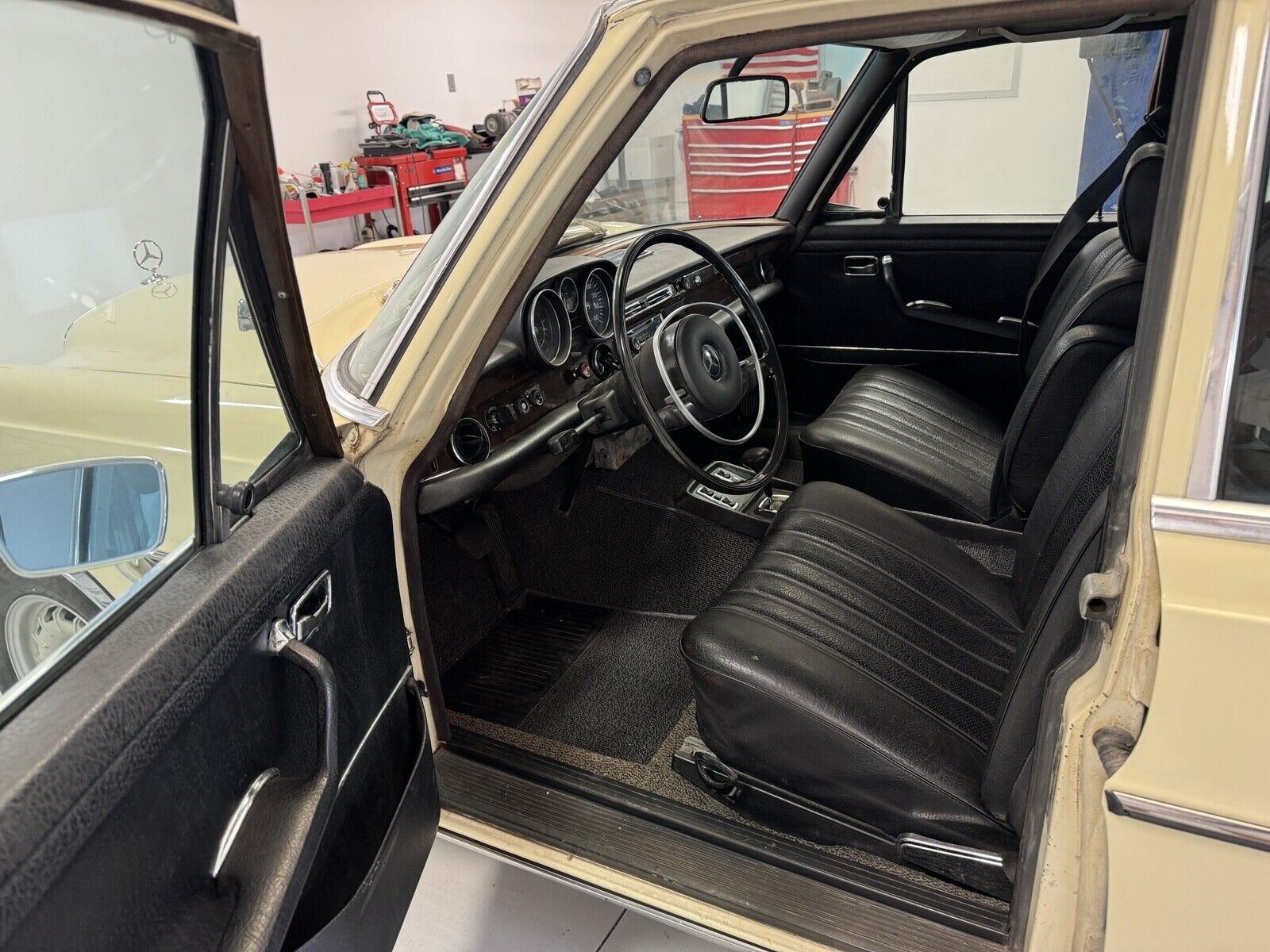 Mercedes-Benz-280SE-1972-Sedan-11
