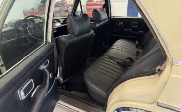 Mercedes-Benz-280SE-1972-Sedan-12