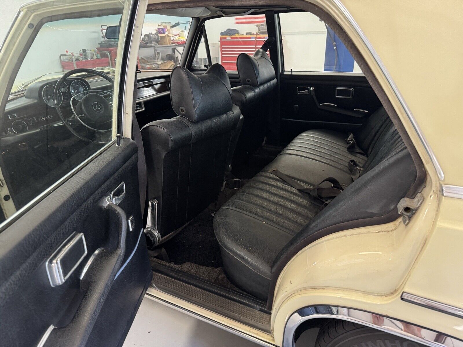 Mercedes-Benz-280SE-1972-Sedan-12