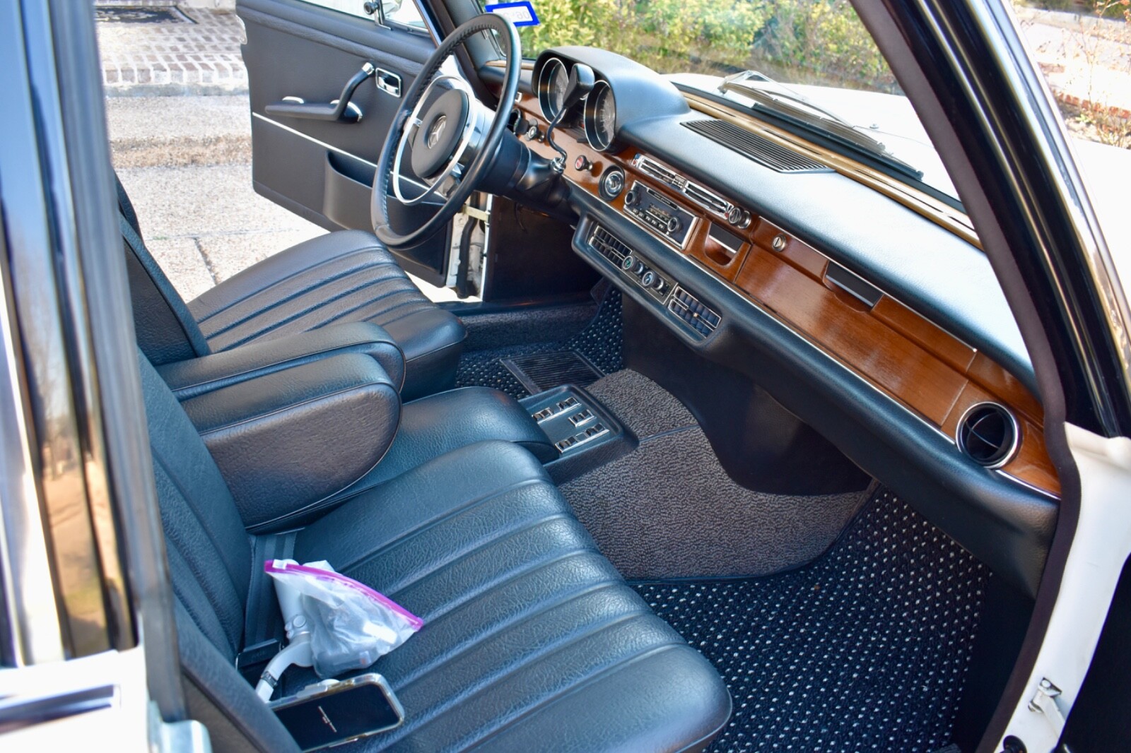 Mercedes-Benz-280SE-1972-Sedan-12