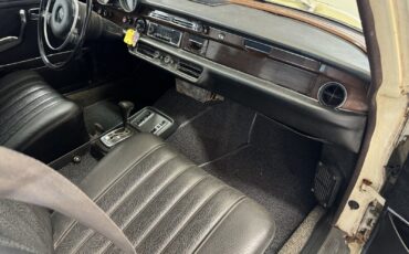 Mercedes-Benz-280SE-1972-Sedan-13
