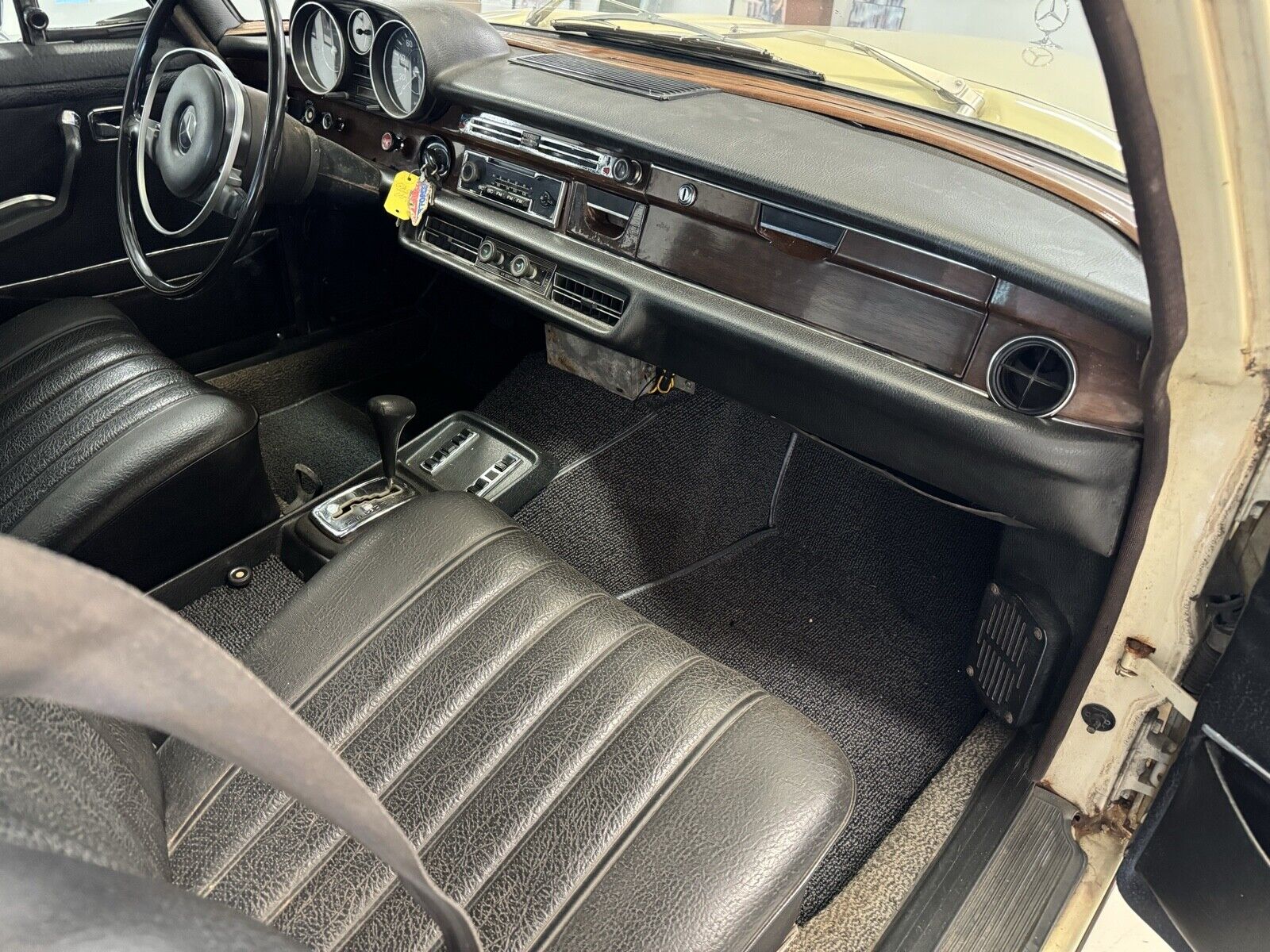 Mercedes-Benz-280SE-1972-Sedan-13