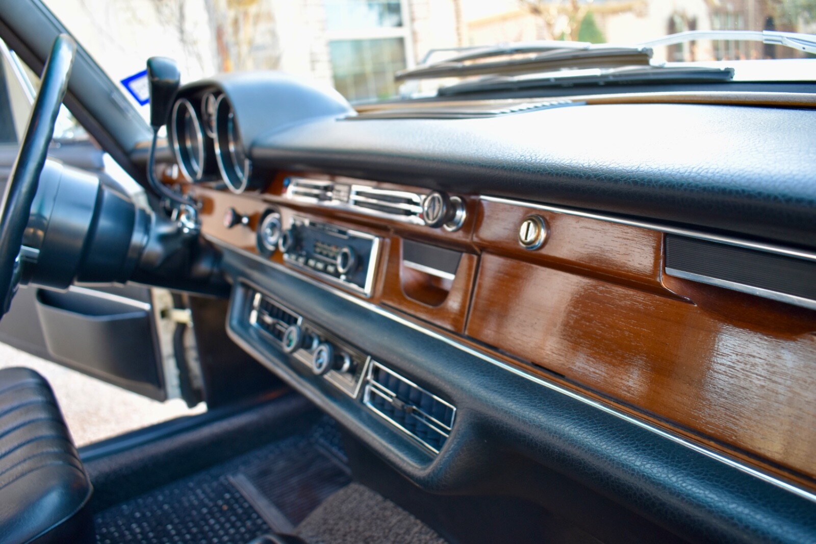Mercedes-Benz-280SE-1972-Sedan-13