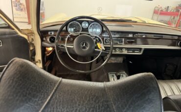Mercedes-Benz-280SE-1972-Sedan-14