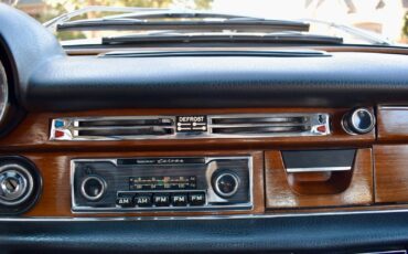 Mercedes-Benz-280SE-1972-Sedan-15