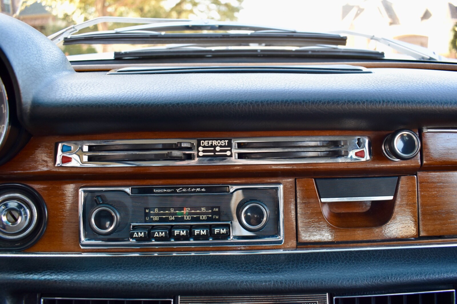 Mercedes-Benz-280SE-1972-Sedan-15
