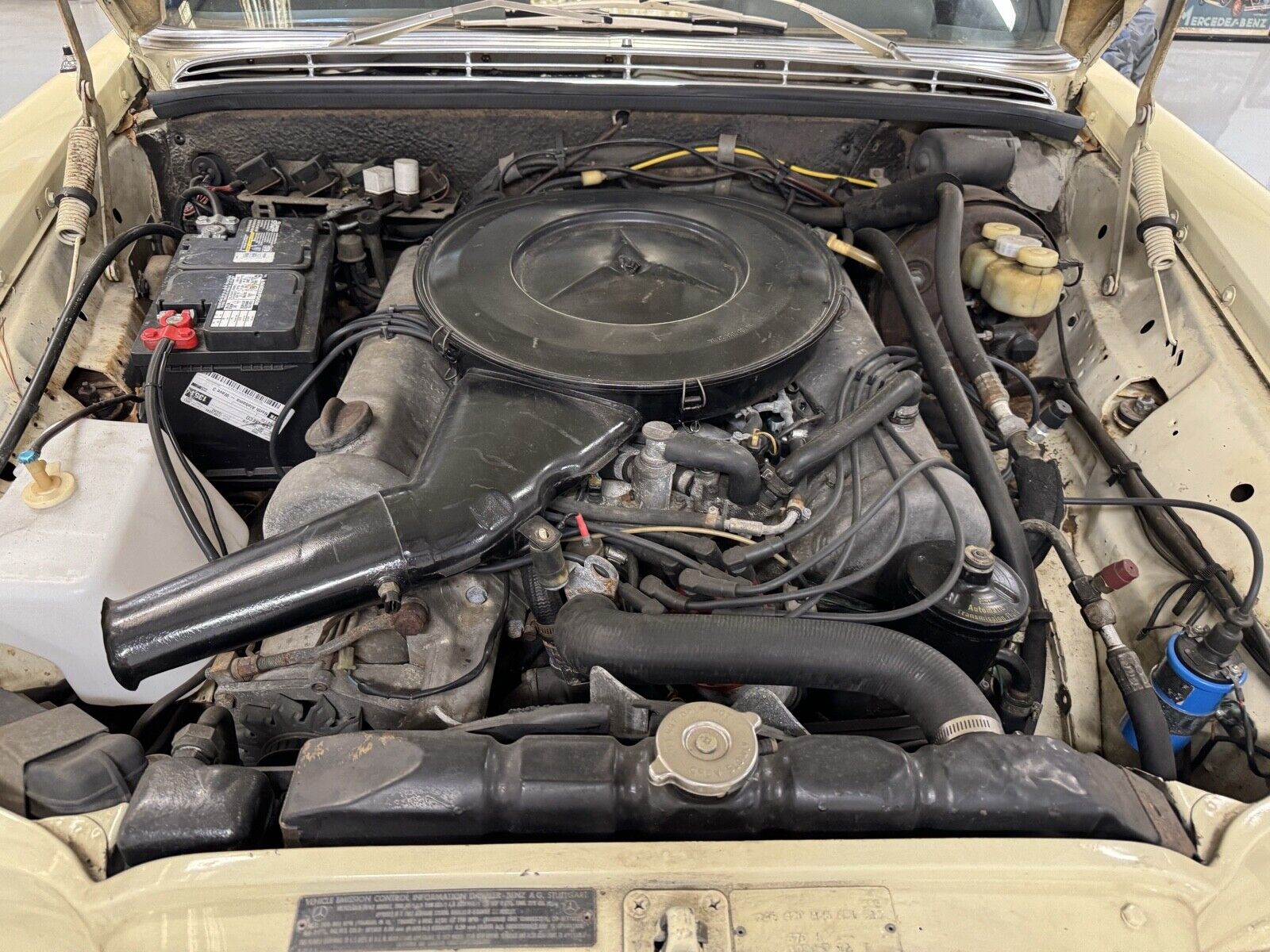 Mercedes-Benz-280SE-1972-Sedan-17