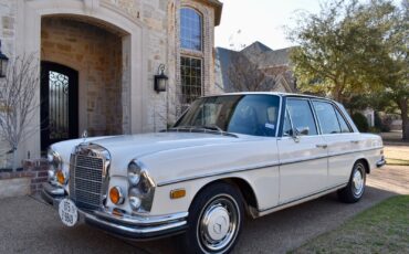 Mercedes-Benz-280SE-1972-Sedan-19