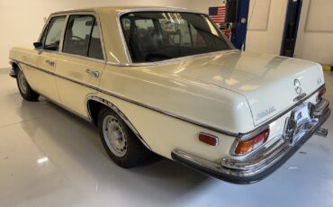 Mercedes-Benz-280SE-1972-Sedan-2