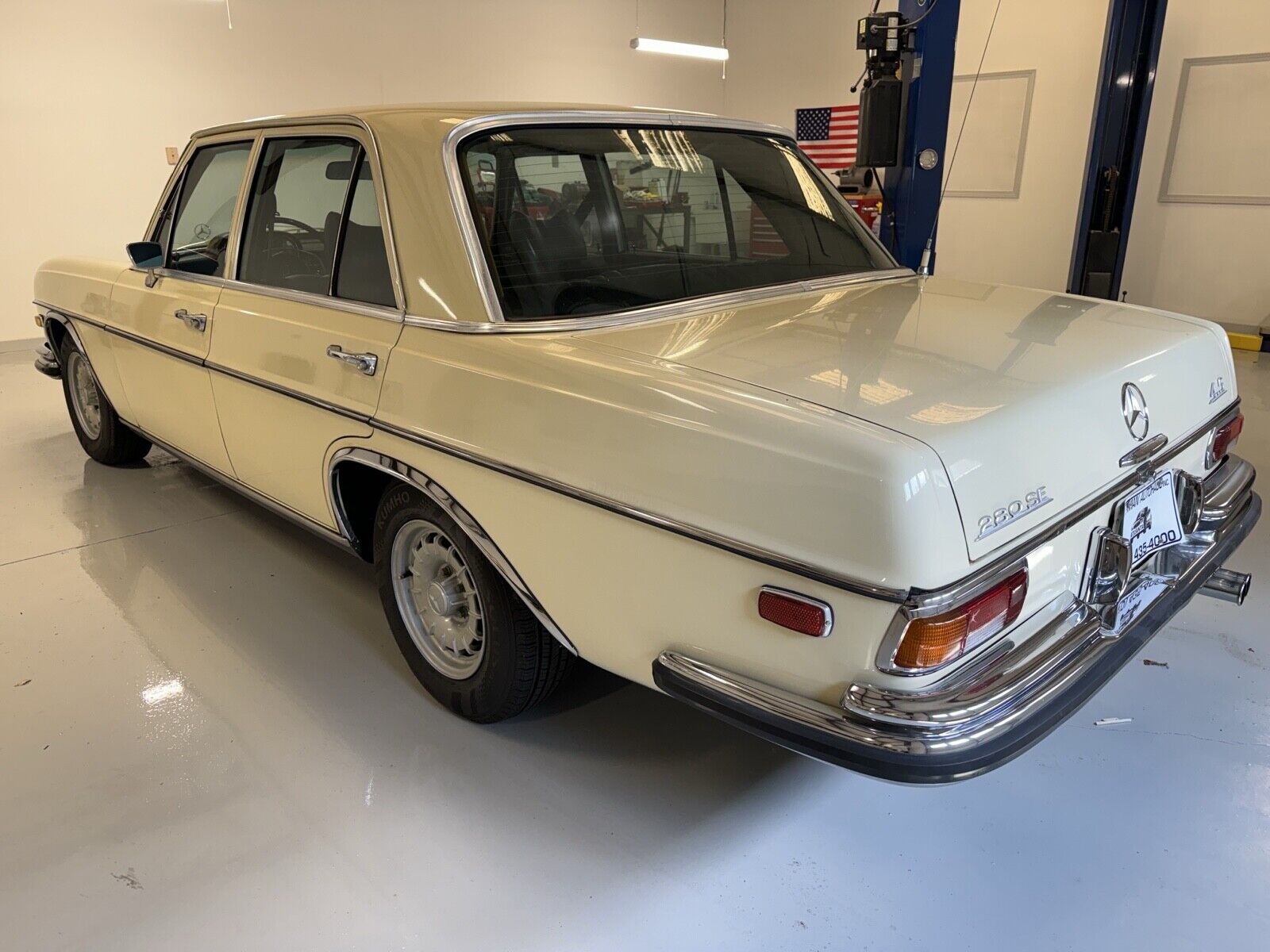 Mercedes-Benz-280SE-1972-Sedan-2
