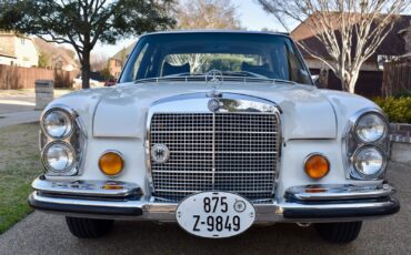 Mercedes-Benz-280SE-1972-Sedan-2