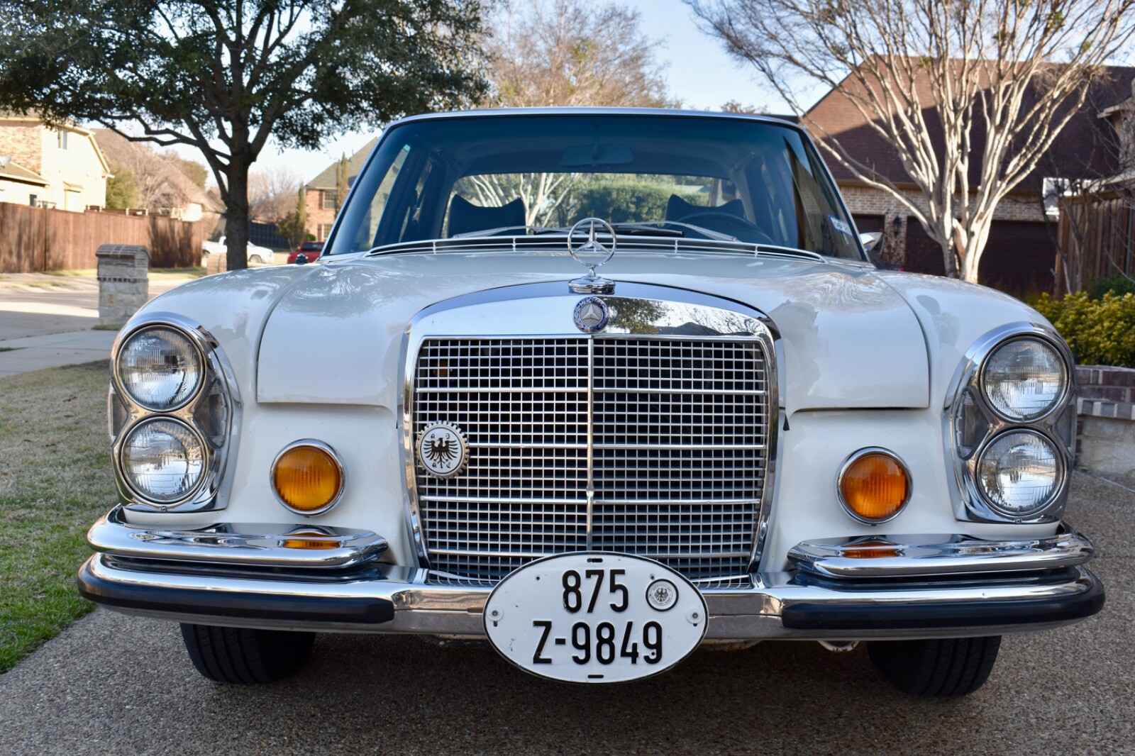 Mercedes-Benz-280SE-1972-Sedan-2