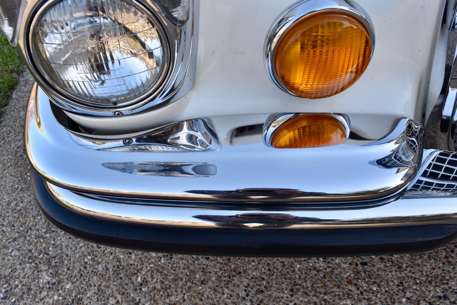 Mercedes-Benz-280SE-1972-Sedan-24
