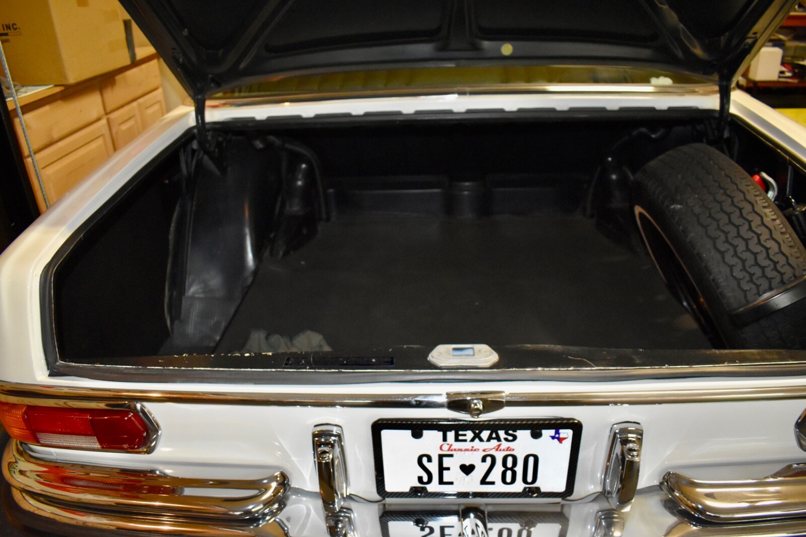 Mercedes-Benz-280SE-1972-Sedan-26