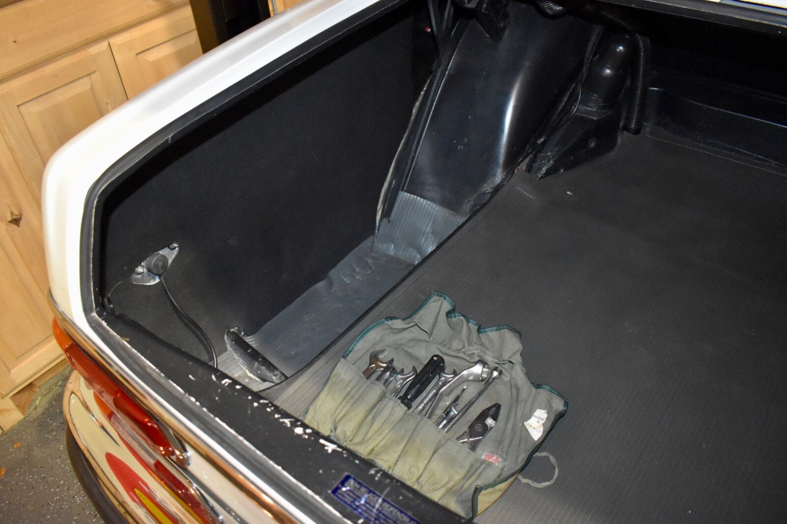 Mercedes-Benz-280SE-1972-Sedan-28