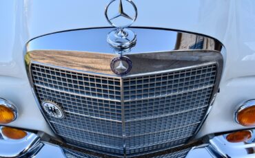 Mercedes-Benz-280SE-1972-Sedan-3