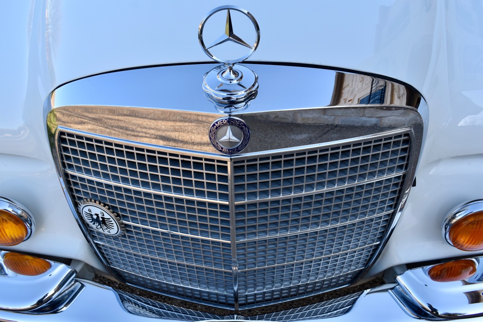 Mercedes-Benz-280SE-1972-Sedan-3