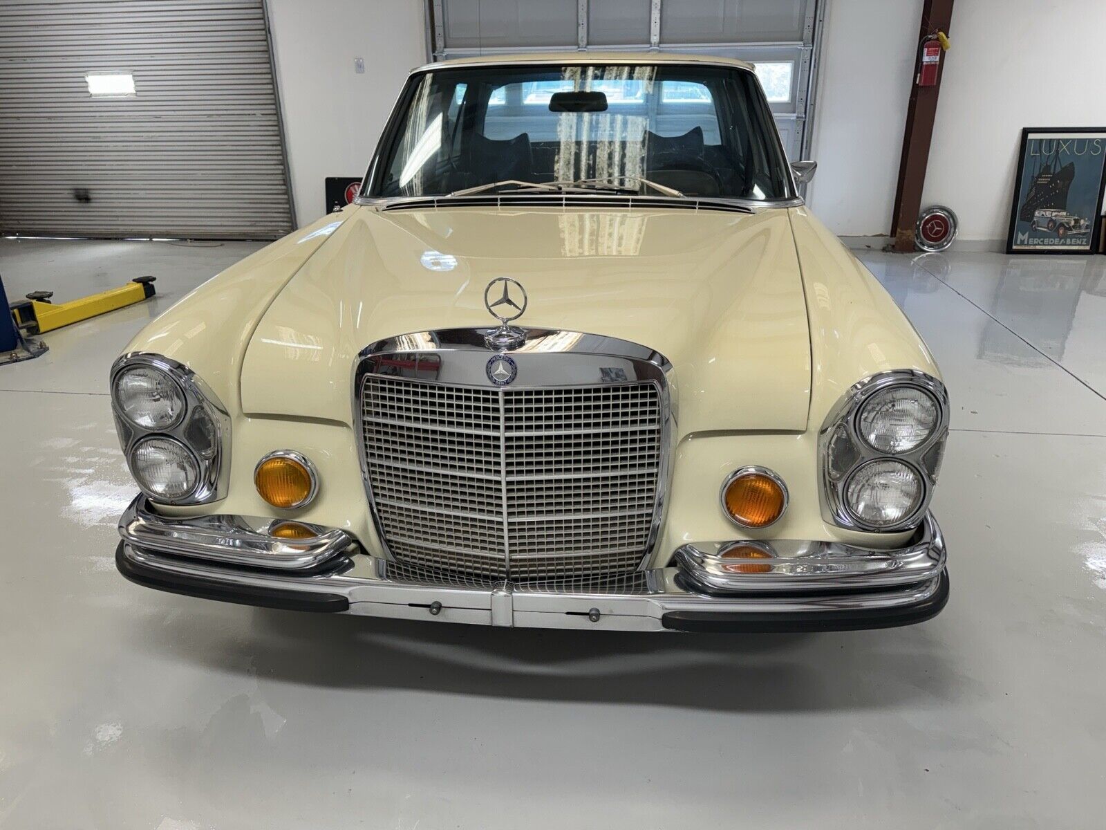 Mercedes-Benz-280SE-1972-Sedan
