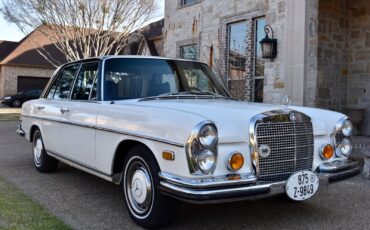 Mercedes-Benz-280SE-1972-Sedan