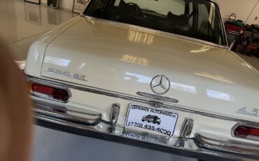 Mercedes-Benz-280SE-1972-Sedan-4