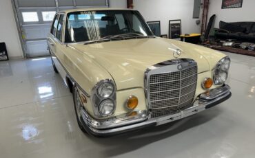 Mercedes-Benz-280SE-1972-Sedan-5