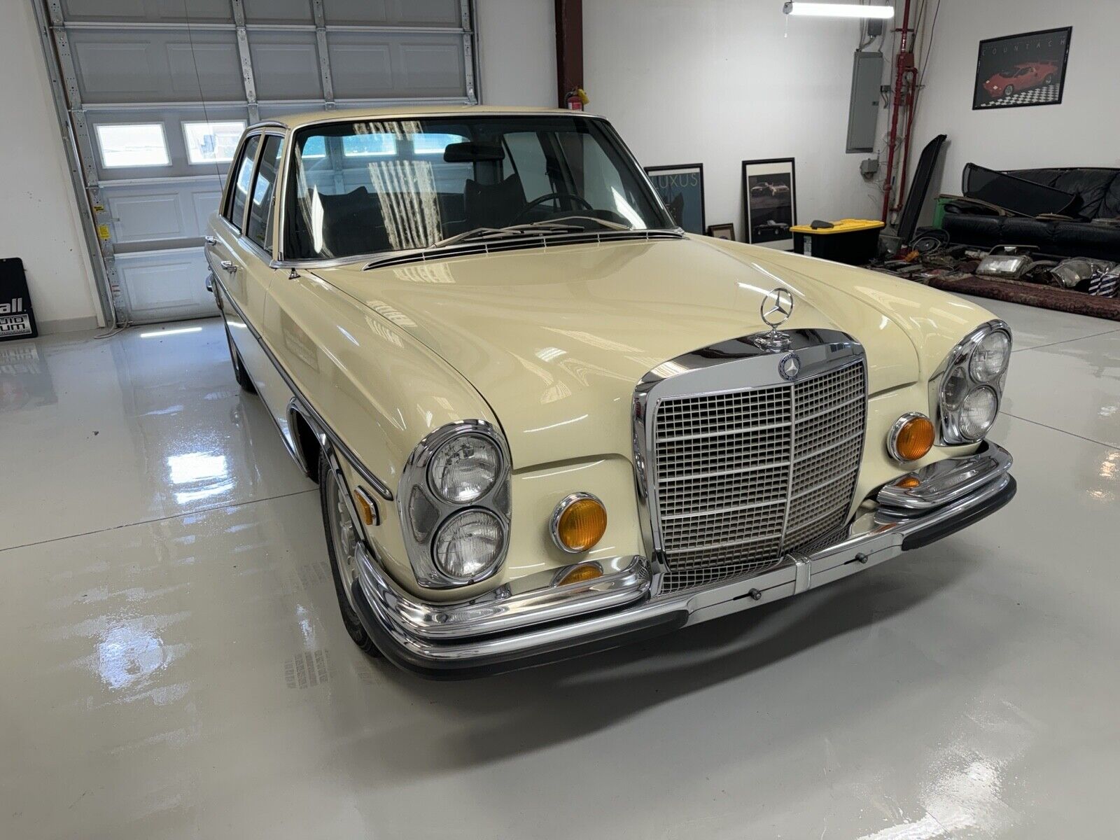 Mercedes-Benz-280SE-1972-Sedan-5