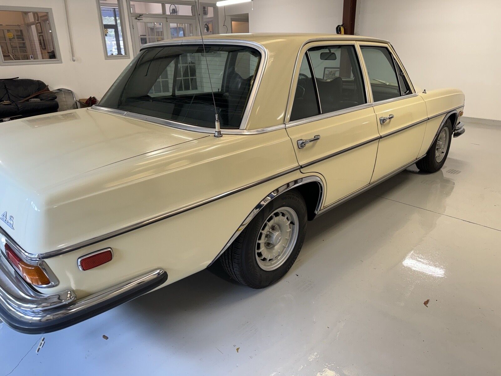 Mercedes-Benz-280SE-1972-Sedan-6