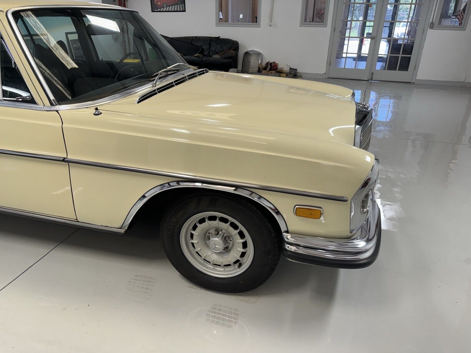Mercedes-Benz-280SE-1972-Sedan-7