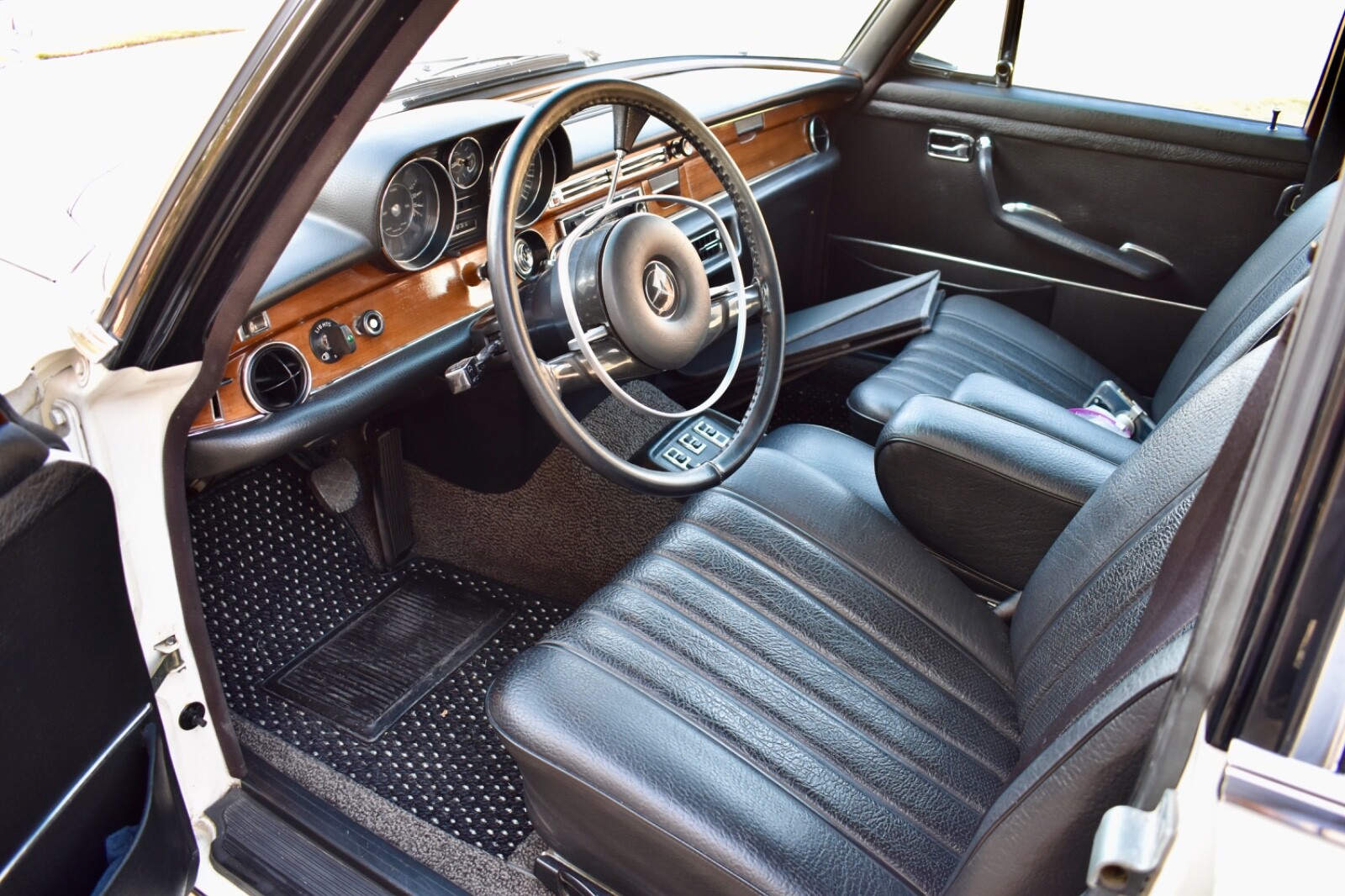 Mercedes-Benz-280SE-1972-Sedan-7