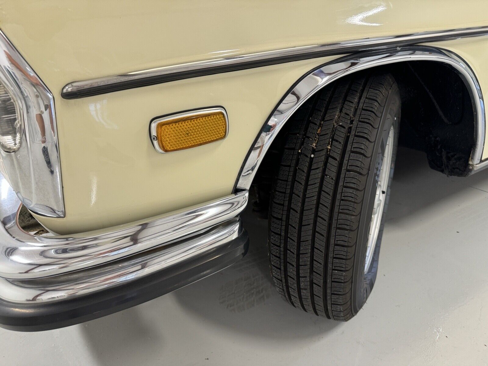 Mercedes-Benz-280SE-1972-Sedan-8