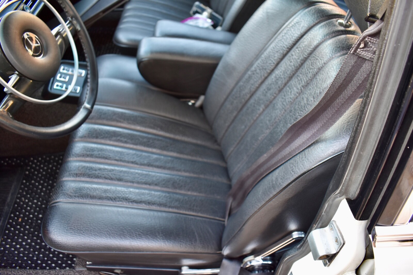 Mercedes-Benz-280SE-1972-Sedan-8