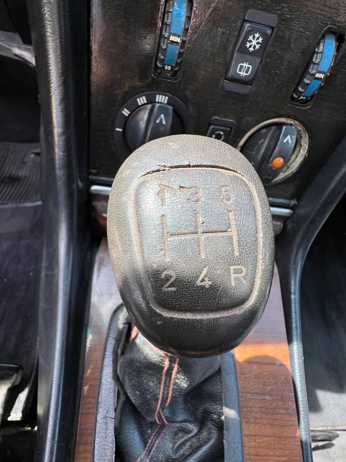 Mercedes-Benz-280SL-RARE-5-SPEED-MANUAL-SHIFT-1983-Convertible-28