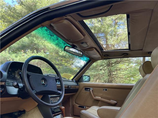 Mercedes-Benz-300-CD-Turbodiesel-1984-22