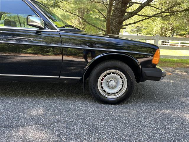 Mercedes-Benz-300-CD-Turbodiesel-1984-8