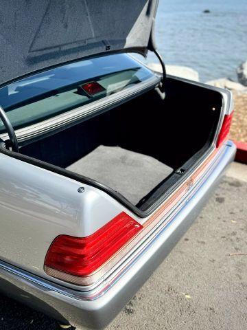Mercedes-Benz-300-SE-1992-Sedan-10
