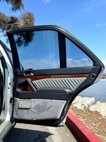 Mercedes-Benz-300-SE-1992-Sedan-13