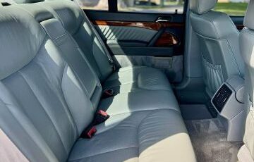 Mercedes-Benz-300-SE-1992-Sedan-17