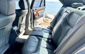 Mercedes-Benz-300-SE-1992-Sedan-18