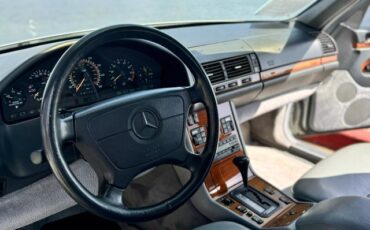 Mercedes-Benz-300-SE-1992-Sedan-22
