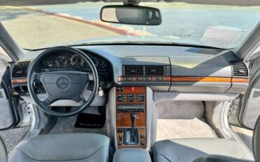 Mercedes-Benz-300-SE-1992-Sedan-23