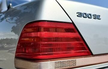 Mercedes-Benz-300-SE-1992-Sedan-7